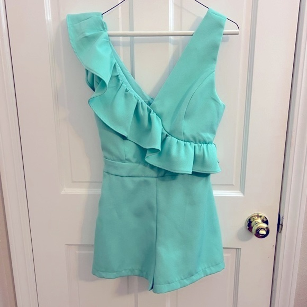 Women’s short romper. DO+BE size small. Mint green.
